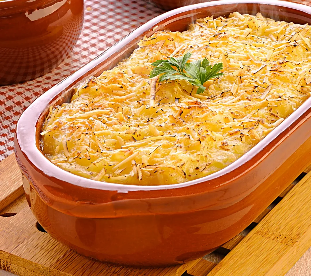 Travessa de preparo gratinado com queijo e ervas, fotografia do site oficial
