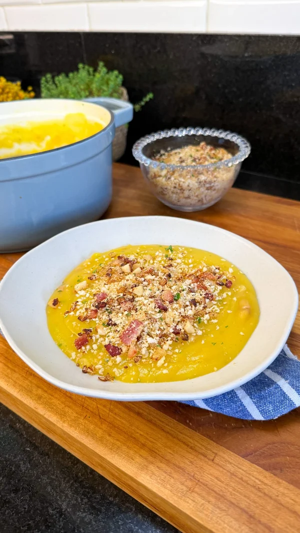 Caldo de mandioquinha com farofa, receita de Tálita Kobs