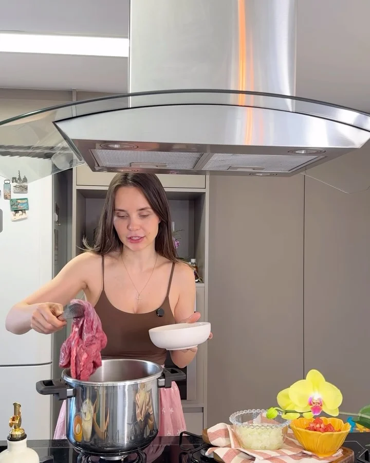 Tálita preparando o recheio de empadão de fraldinha na panela